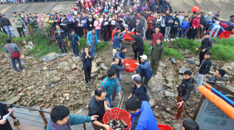 Hàng vạn người cùng phóng sinh 5 tấn cá xuống sông Hồng