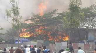 Hàng chục lính cứu hỏa căng mình dập lửa trogn vụ cháy lớn ở Triều Khúc