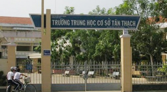 Học sinh lớp 8 bóp cổ cô giáo ngay tại lớp học