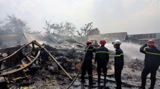 Xưởng nhựa bốc cháy ngùn ngụt, gần 200 cảnh sát dập lửa cứu 11 người kẹt