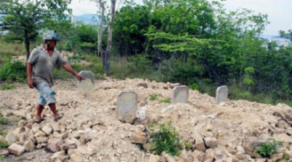 Hàng chục ngôi mộ ở Huế bị đào phá, trấn yếm bằng... quần lót