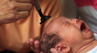 Những lưu ý vàng khi cắt tóc máu cho trẻ sơ sinh mẹ cần biết