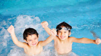 Khi cho trẻ đi bơi vào những ngày nắng nóng, bố mẹ cần lưu ý những gì?