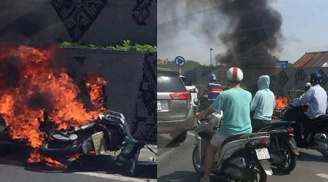 Xe máy đột ngột bốc cháy giữa đường phố Thủ đô