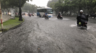 TP HCM mưa lớn, cửa ngõ Tân Sơn Nhất kẹt cứng