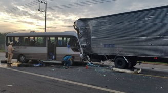 Tai nạn kinh hoàng giữa xe khách và xe tải khiến 18 người nhập viện cấp cứu
