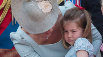 Công chúa nhỏ Charlotte bật khóc khi dự lễ mừng sinh nhật Nữ hoàng Elizabeth