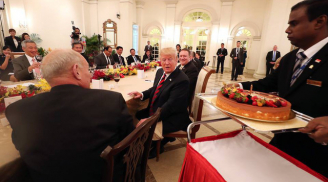 Tổng thống Donald Trump được Thủ tướng Singapore tặng bánh sinh nhật sớm