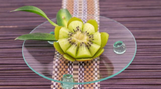 Cách cực dễ cắt tỉa kiwi thành bông hoa đẹp xinh