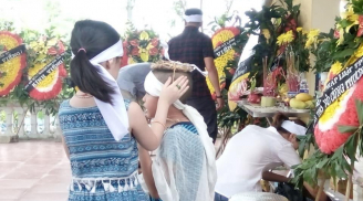 Đau xót con trai khóc nức nở bên mẹ trong đám tang nữ phóng viên báo Pháp luật TP HCM