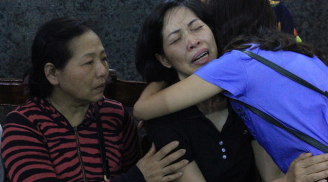Mẹ Hải An và mẹ Vân Nhi ôm nhau khóc nức nở tại đám tang khiến nhiều người xót thương