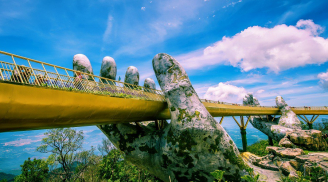 Cận cảnh cây cầu vàng với đôi bàn tay khổng lồ khiến khách du lịch choáng ngợp vì quá đẹp ở Đà Nẵng
