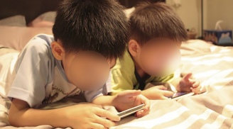 Cảnh báo: Hàng loạt trẻ em nhập viện với triệu chứng co giật, méo miệng do chơi điện thoại.