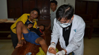 Bác sĩ Việt sang Lào cứu trợ: Mổ tay thấy thóc giống nảy mầm