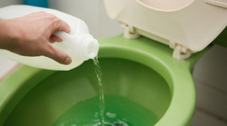 Mách bạn những mẹo nhỏ làm sạch nhà vệ sinh không cần kì cọ mà vẫn sáng bóng hết mùi hôi