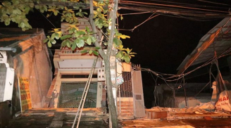 Thủy điện Hòa Bình xả lũ, 7 ngôi nhà kiên cố đổ xuống sông trong đêm, người dân ôm đồ di tản khẩn cấp