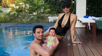 Con gái vừa tròn 1 tháng 10 ngày, siêu mẫu Hà Anh đã cho diện đồ bơi xuống hồ cùng bố mẹ