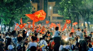Cổ động viên khắp cả nước đổ xuống đường nhuộm đỏ trời sau chiến thắng tại ASIAD của Olympic Việt Nam