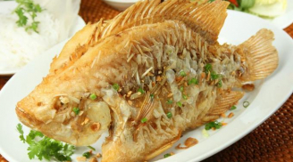 Muốn rán cá ngon vàng giòn không sát chảo bạn chỉ cần cho thứ này vào dầu ăn, đảm bảo ngon hơn đầu bếp