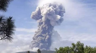 Clip núi lửa phun trào kinh hoàng ở Indonesia sau thảm họa kép khiến người dân hoảng sợ