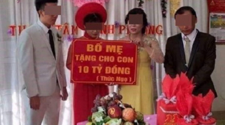 Cô dâu chú rể được bố mẹ trao tấm biển 'tặng 10 tỷ đồng' trong ngày cưới gây tranh cãi
