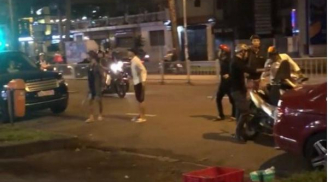 CLIP NÓNG: Nhóm thanh niên mang súng, mã tấu lao vào hỗn chiến kinh hoàng ở Sài Gòn để giải quyết mâu thuẫn