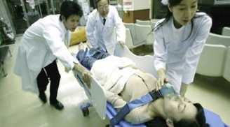 Một phụ nữ đột ngột qua đời sau khi tắm kiểu này mà quá nhiều người Việt đang mắc phải