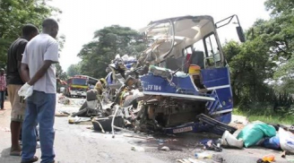 Hai xe bus đâm nhau kinh hoàng, gần 120 người thương vong