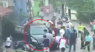 Ô tô 'điên' tông hàng loạt xe cộ khiến nhiều người bị thương ở Hà Nội