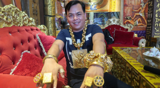 Đại gia đeo 13 kg vàng cổ vũ tuyển Việt Nam từng bị trật cổ vì đeo sợi dây chuyền vàng 5 kg