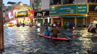 Xót xa cảnh miền Trung chìm trong biển nước, người dân vật lộn với ngập lụt