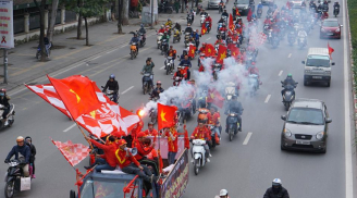 Phố phường Hà Nội nhuộm đỏ bởi màu cờ và tiếng hô Việt Nam vô địch