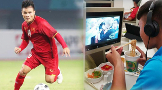 Quang Hải ăn mỳ tôm, chăm chú xem cảnh khóa môi 'Em Chưa 18' trước thềm chung kết lượt về AFF Cup