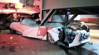 Tai nạn liên hoàn 5 xe ô tô trên cầu Phú Mỹ, ô tô 4 chỗ bẹp rúm dưới gầm xe container