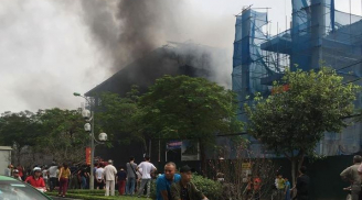 Trường THCS Nhật Tân cháy lớn dữ dội, học sinh hoảng loạn tháo chạy