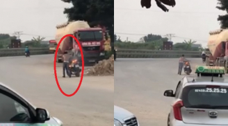 Tài xế bất chấp dắt chiếc xe máy đang bốc cháy dữ dội trên đường khiến nhiều người hốt hoảng