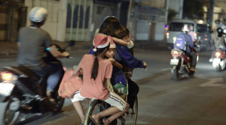 Hình ảnh mẹ nghèo chở 3 con trên chiếc xe đạp cũ làm lay động lòng người: Bên mẹ là giáng sinh đẹp nhất
