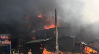 Xưởng gỗ bùng cháy dữ dội thiêu rụi hàng loạt nhà dân xung quanh, người dân tháo chạy tán loạn