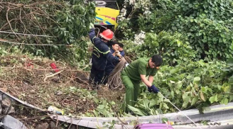 Xe khách chở sinh viên lao xuống vực trên đèo Hải Vân, 23 người gặp nạn