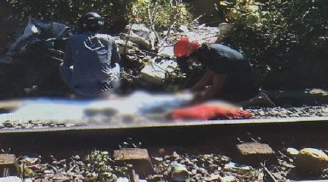 Xót xa cô gái nghi lao vào tàu hỏa tự tử, thi thể không còn nguyên vẹn khi bị kéo lê hơn 10 mét