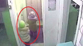 Hai bé gái 5 tuổi trốn khỏi nhà trẻ trong trời rét căm căm nhưng nguyên nhân mới khiến mọi người bất ngờ