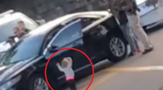 Thấy bố mẹ bị cảnh sát bắt, bé gái 2 tuổi bò ra khỏi xe làm hành động này khiến mọi người 'đứng hình'