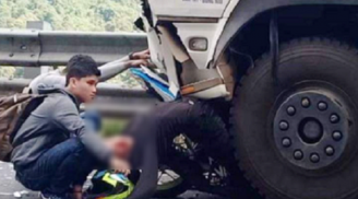 Vượt ẩu tại đèo Bảo Lộc, phượt thủ tông trực diện đầu xe tải, thân trước mắc kẹt dưới gầm ô tô