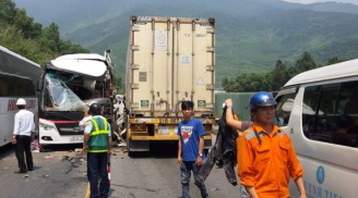 Nóng: Ô tô chở đoàn du lịch húc xe container, đầu xe khách nát bét, 11 người bị thương