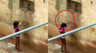 Bé gái 7 tuổi khuyết tật bị mẹ xích chặt vào tường rồi thản nhiên làm hành động này khiến ai cũng phẫn nộ