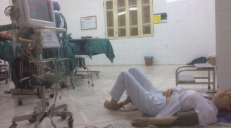 Đăng ảnh mẹ là bác sĩ mệt ngất trên sàn bệnh viện, cô gái tiết lộ chuyện khiến ai cũng nghẹn lòng