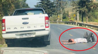 Nam thanh niên dừng xe giữa đường rồi bất ngờ làm hành động này khiến các tài xế 'hoảng hồn'