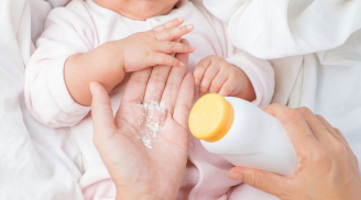 99% mẹ dùng phấn rôm cho em bé nhưng chưa biết cách để không gây hại này