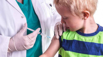 Bị bố mẹ 'kiên quyết từ chối' việc tiêm vắc-xin cho con, cậu bé 6 tuổi mắc uốn ván nằm viện hết 19 tỷ