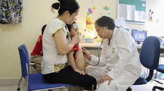 Mẹ hại con nhiễm vi khuẩn nguy cơ gây ung thư chỉ vì thói quen 99% bà mẹ Việt thường mắc phải